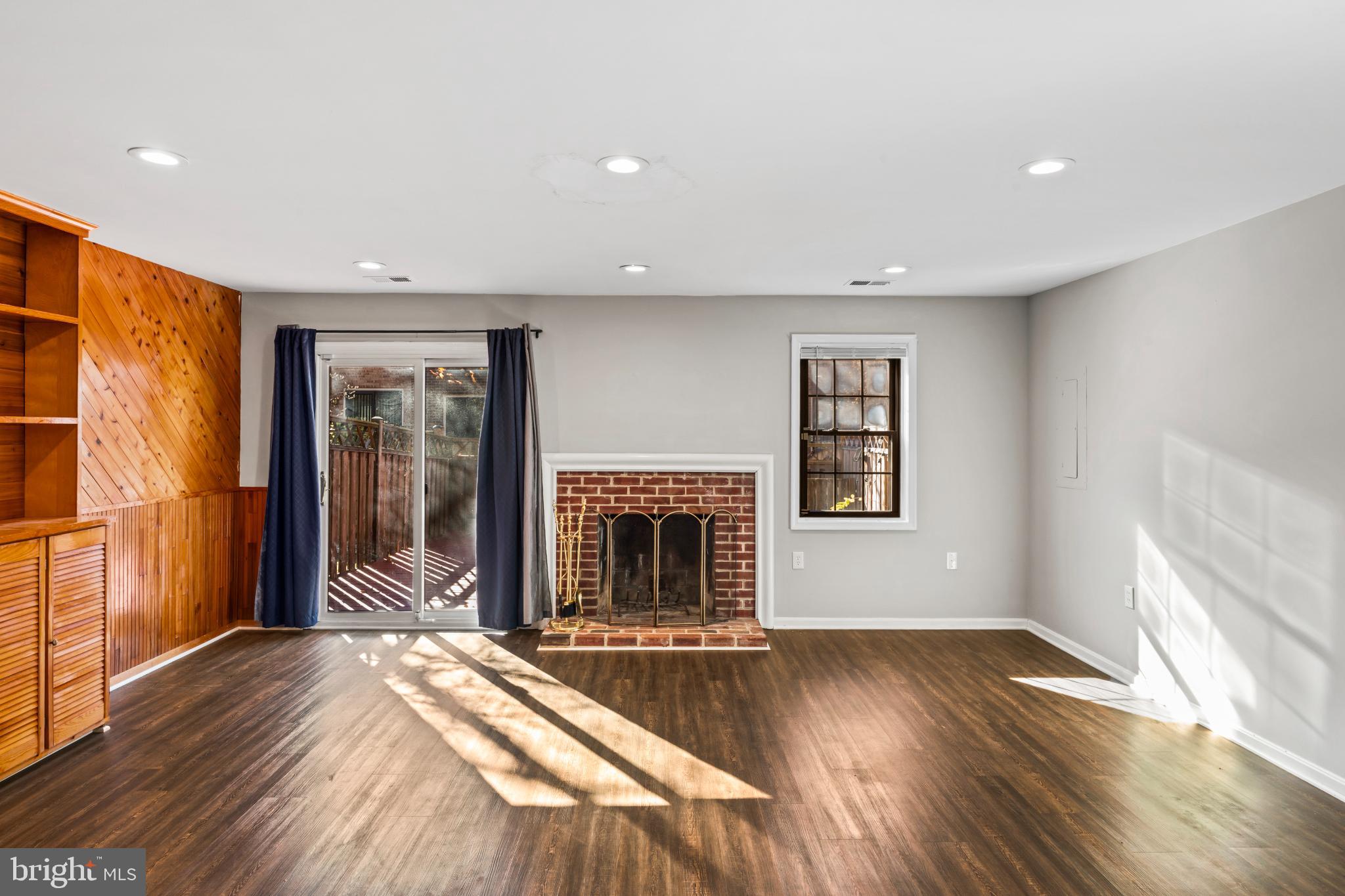 HOLLAND TOWNE - Residential Lease