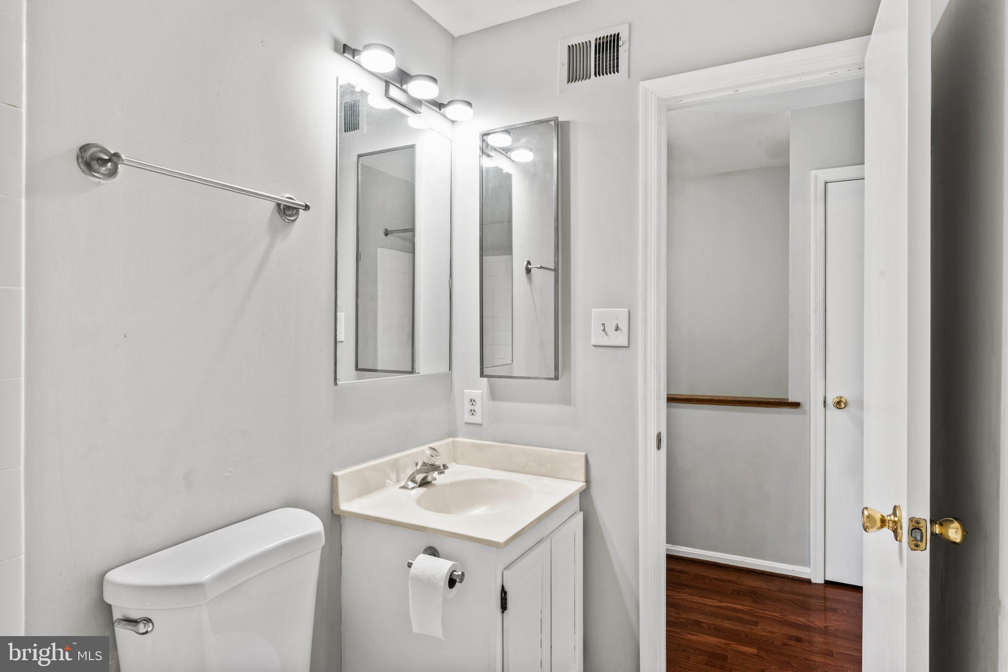 HOLLAND TOWNE - Residential Lease