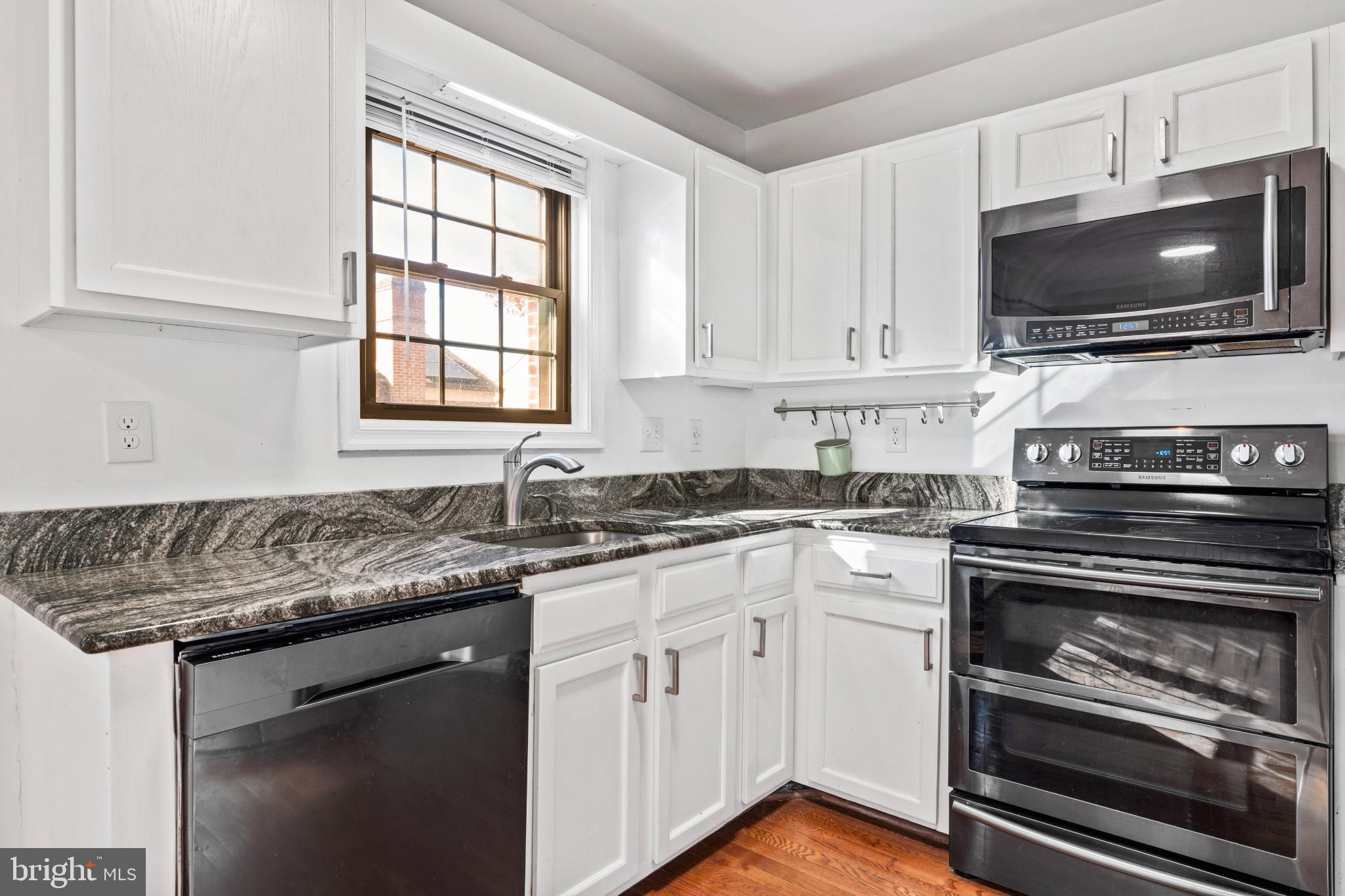 HOLLAND TOWNE - Residential Lease