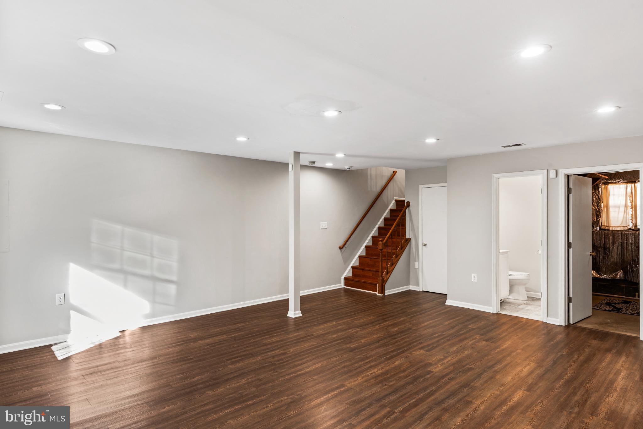 HOLLAND TOWNE - Residential Lease