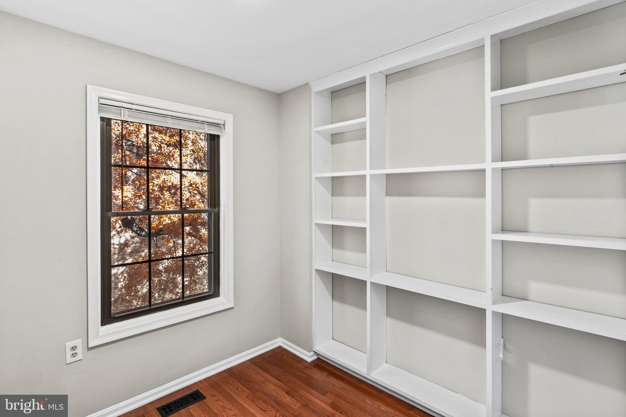 HOLLAND TOWNE - Residential Lease