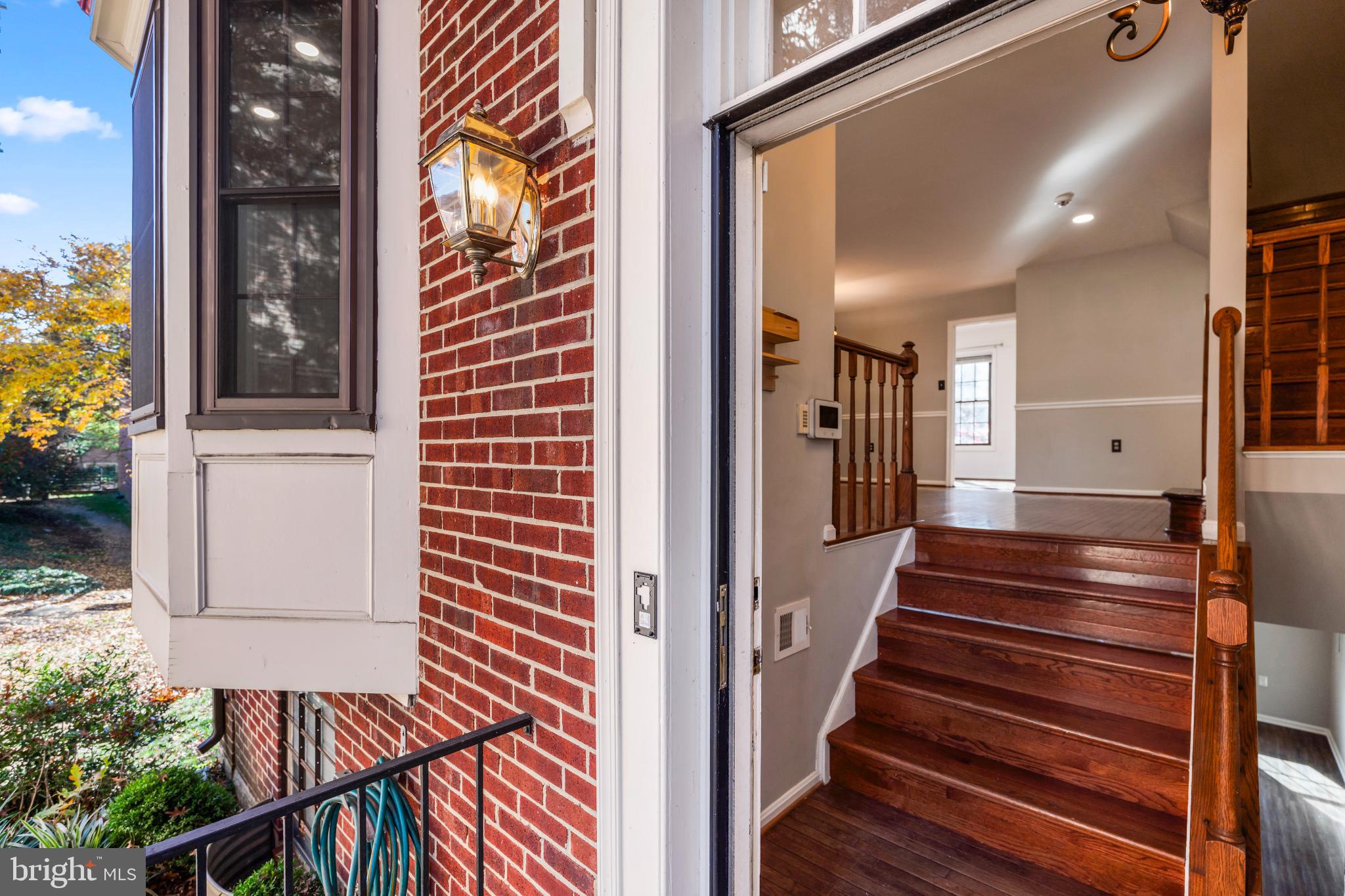 HOLLAND TOWNE - Residential Lease