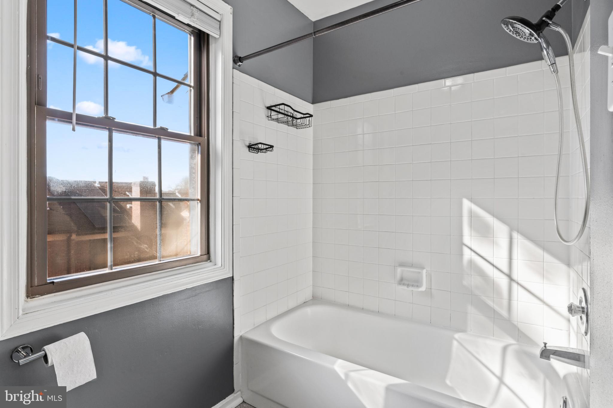 HOLLAND TOWNE - Residential Lease