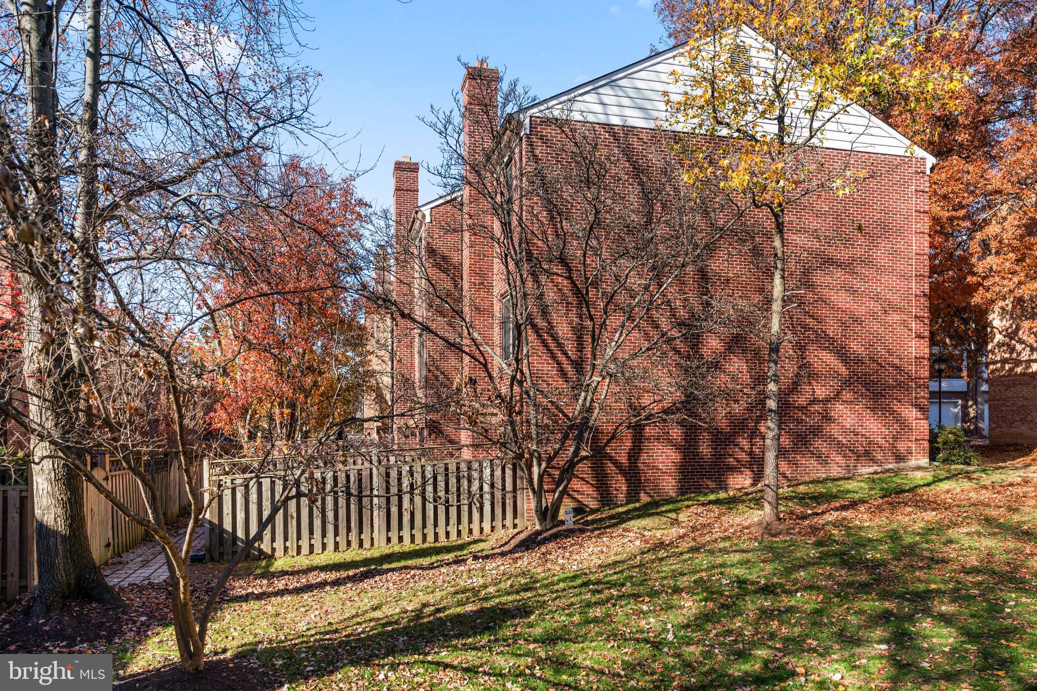 HOLLAND TOWNE - Residential Lease