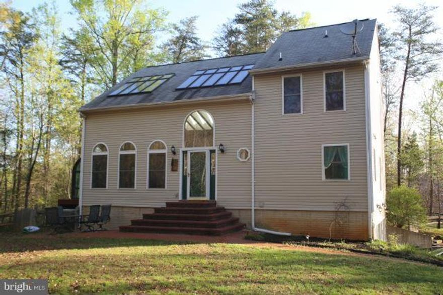 CUSTOM BUILT CONTEMPORARY HOME IN MODEL HOME CONDITION! SOUGHT AFTER FIRST FLOOR MASTER BEDROOM SUITE. ALMOST 5 ACRES TO THIS COUNTRY OASIS LOCATED WITHIN MINUTES TO THE VRE AND MAJOR COMMUTER WAYS.  2 FIREPLACES, SCREENED IN PORCH AD GLASS SOLARIUM.  36 SKYLIGHTS BRINGS THE OUTDOORS IN.  GRANITE KITCHEN WITH ISLAND.  FENCED BACKYARD.