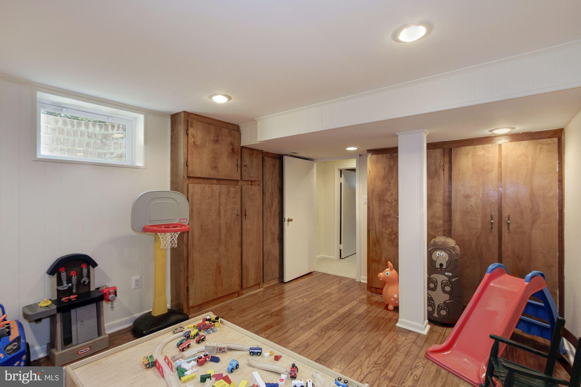 LOCUST HILL ESTATES - Residential