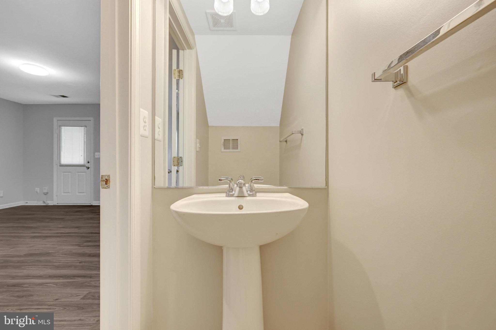 MCNAIR FARMS LANDBAY - Residential Lease