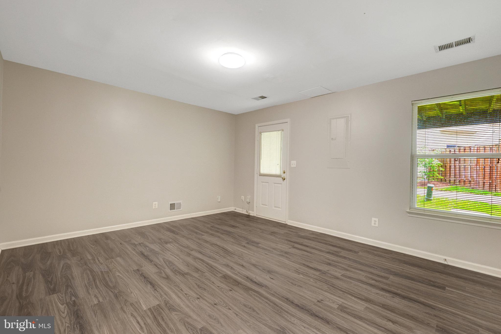 MCNAIR FARMS LANDBAY - Residential Lease