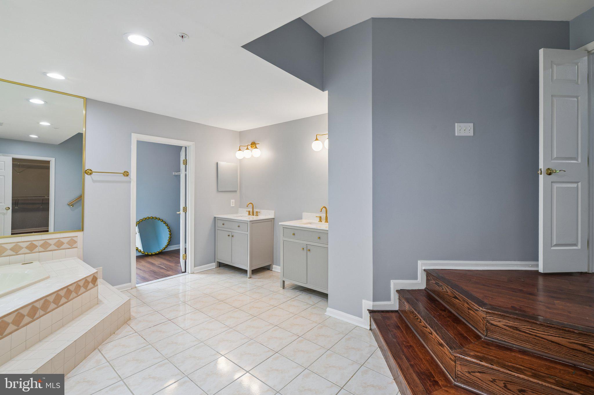 FARMINGTON WOODS - Residential