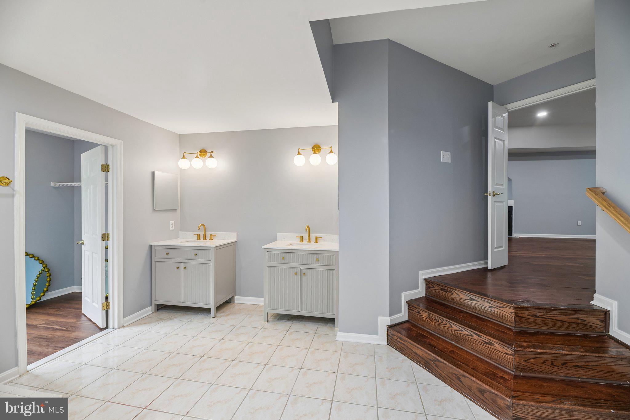 FARMINGTON WOODS - Residential