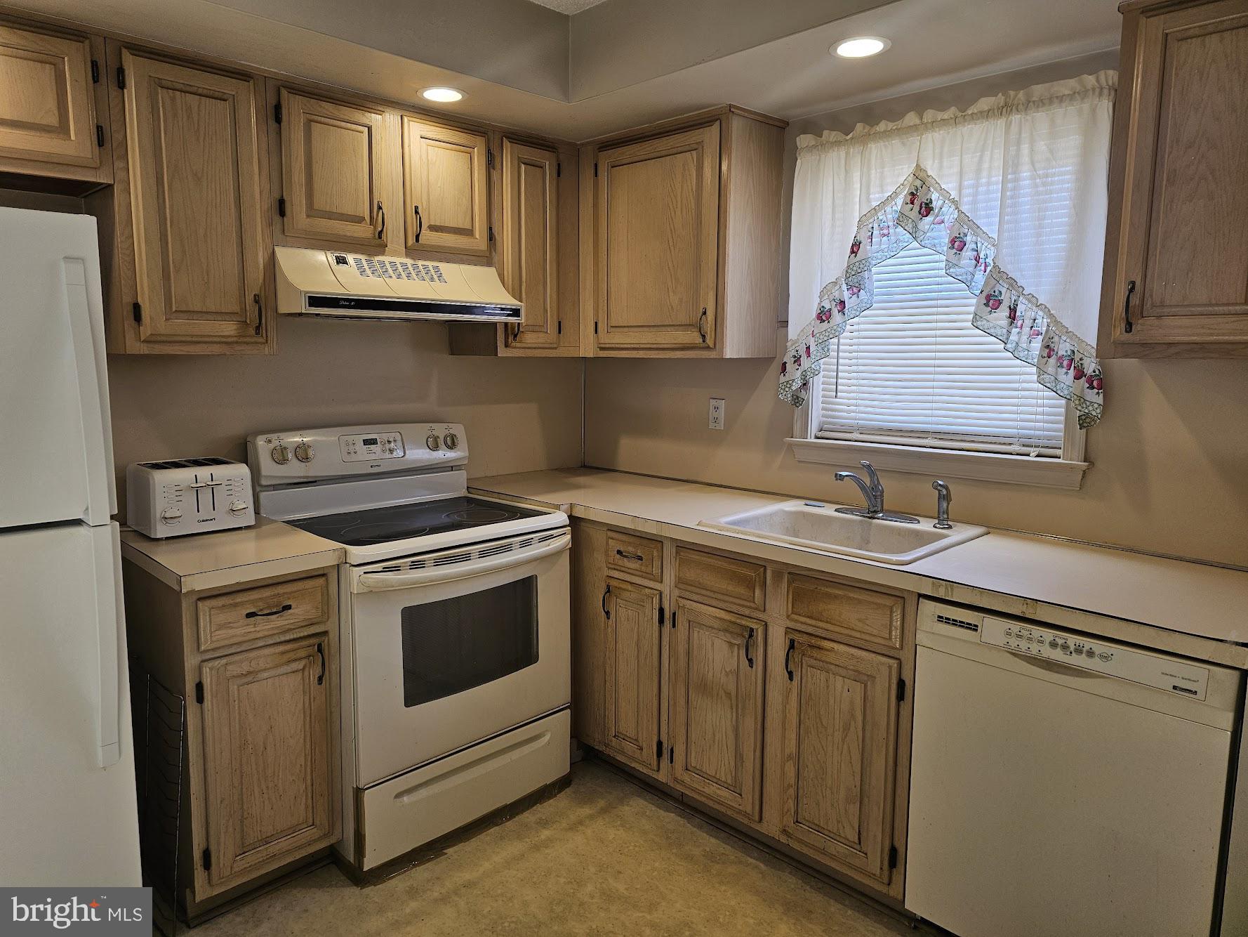 616 E ROBERTS STREET