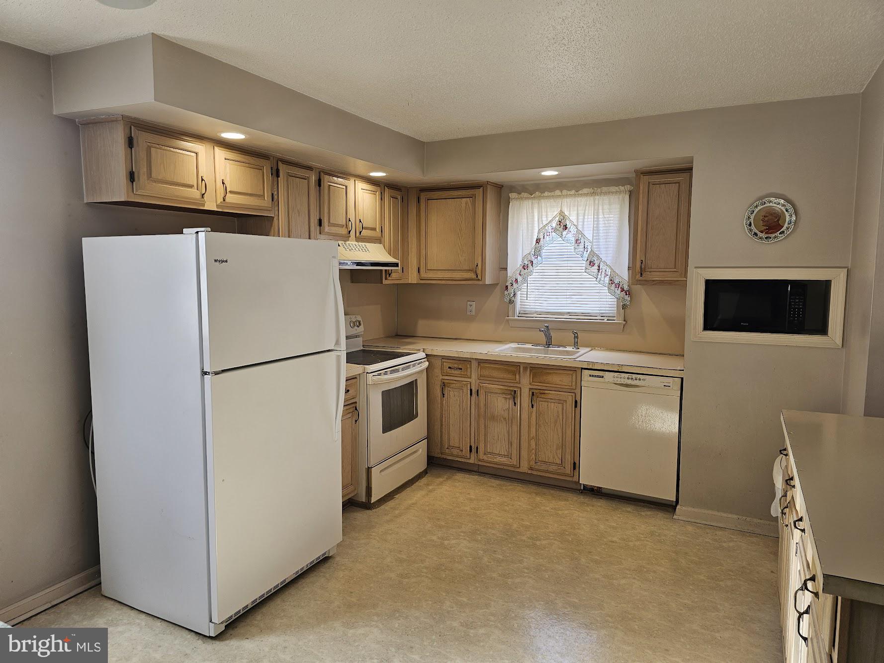 616 E ROBERTS STREET