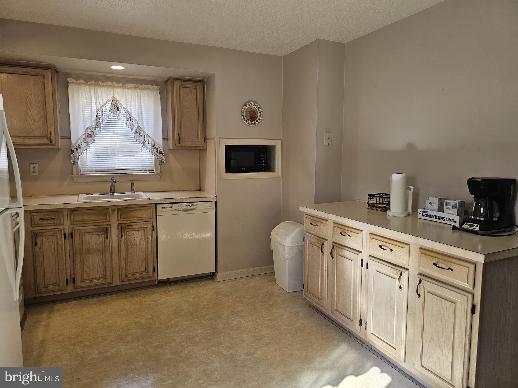 616 E ROBERTS STREET