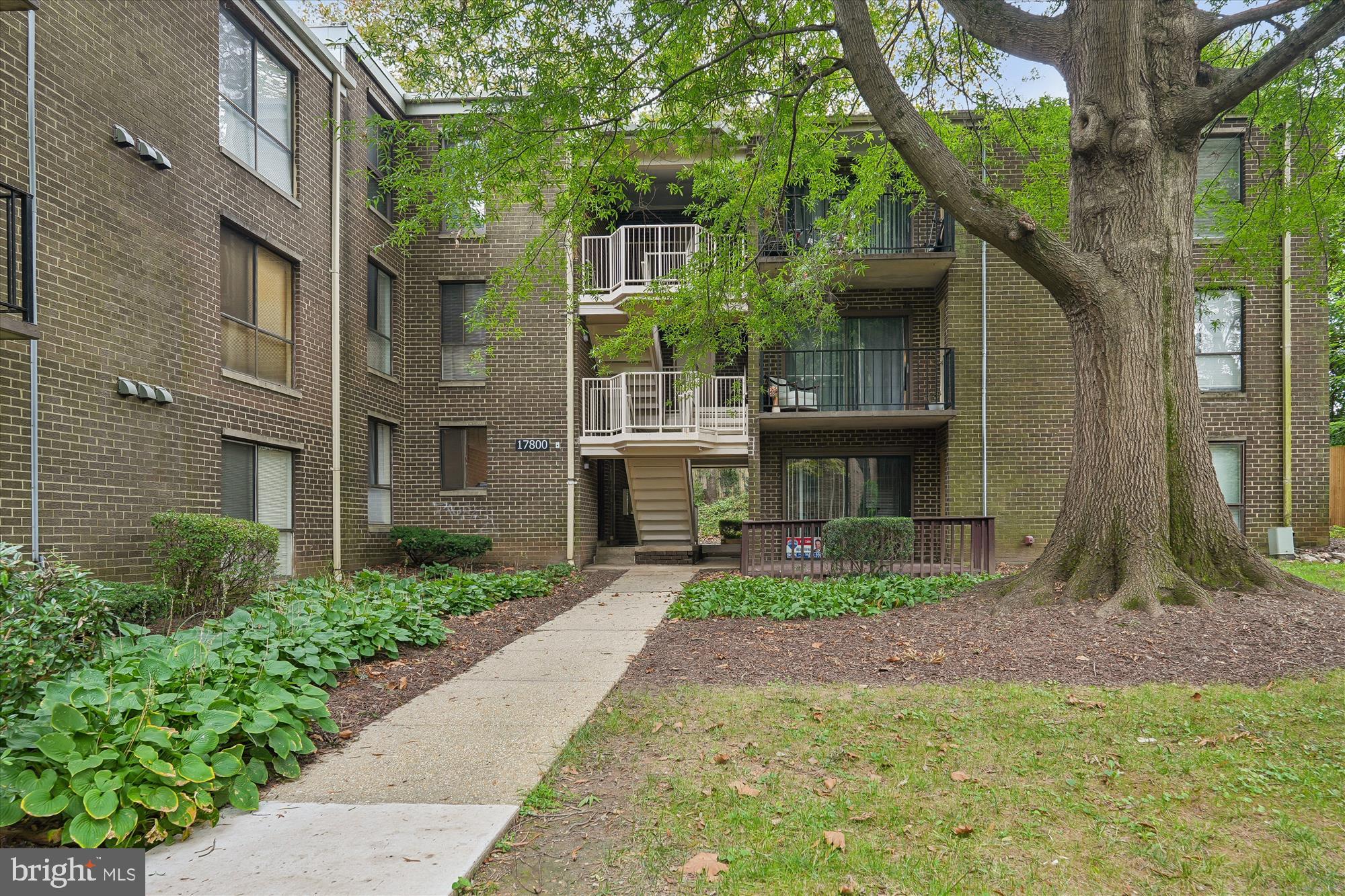 CAMELBACK VILLAGE - Residential