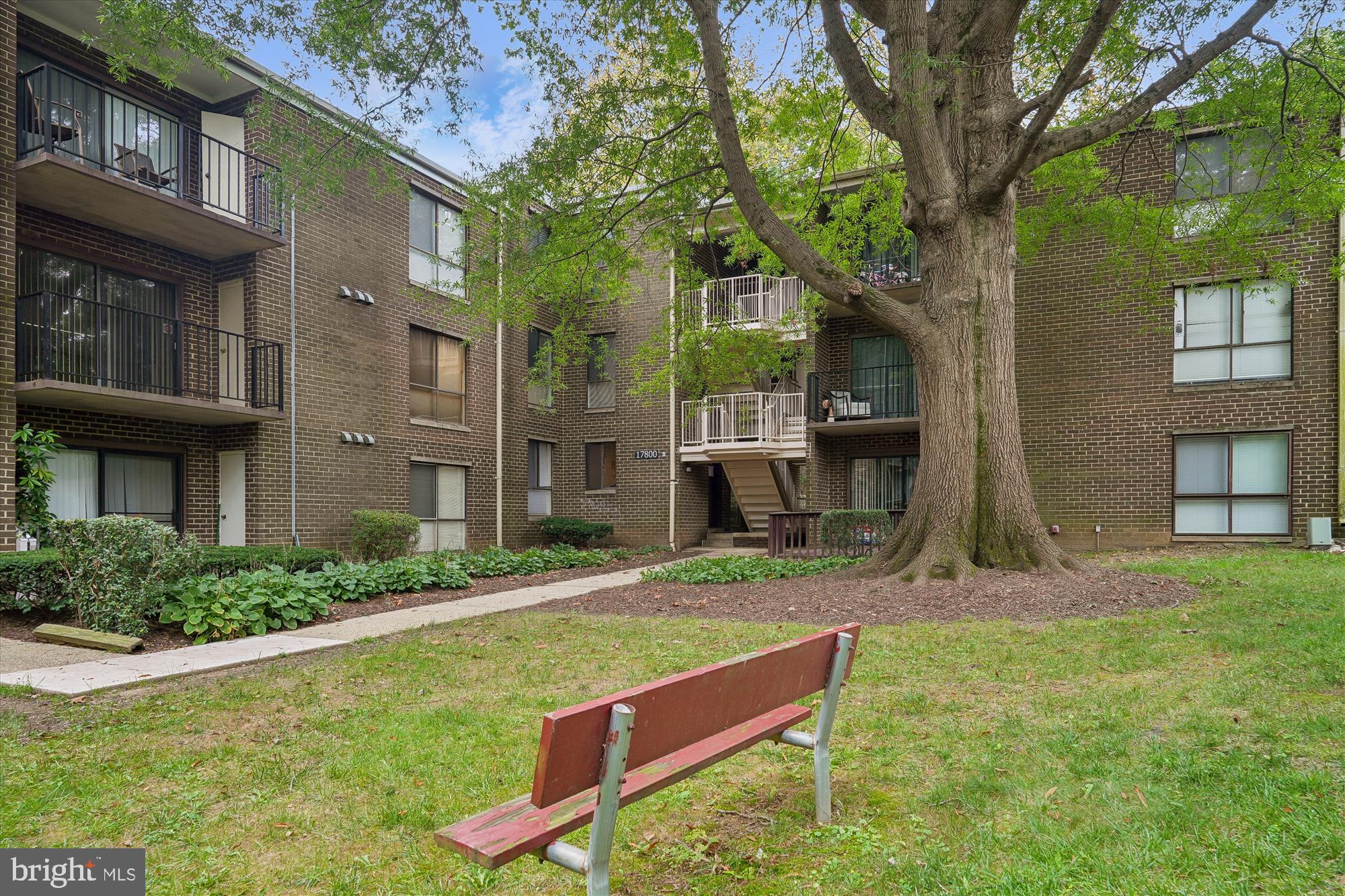 CAMELBACK VILLAGE - Residential