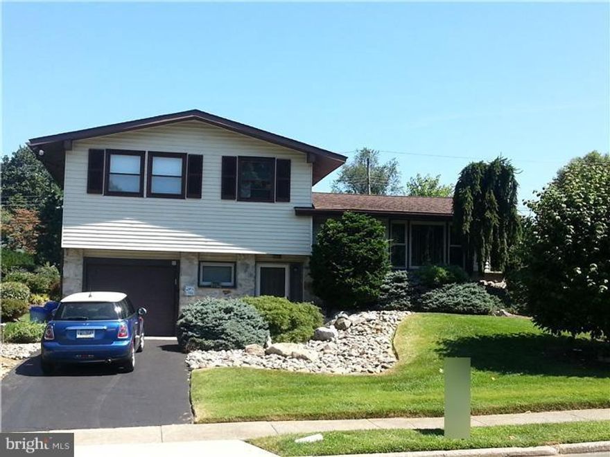 New Price For Quick Sale.......... Splendid Location! Inside one would be impressed with the sprawling interior flow of living space and vauleted ceilings, 3 spacious Bedrooms, sparkling clean 2 1/2 bathrooms. Professionally landscaped lot,Fresh Paint, Newer Roof 2010, New Gas Heater,Central Air Systems 2012, Gas cook top,oven & much more... Buy a Single Home for a Townhouse Price. Call Today! " Make Offer "