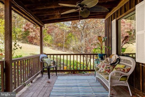 A home in MOUNT JACKSON