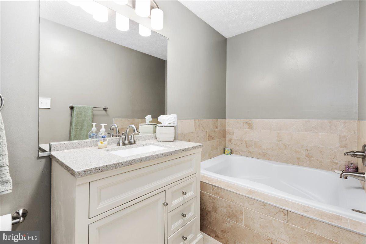 CARRIAGE PINES/LAKE VILL - Residential