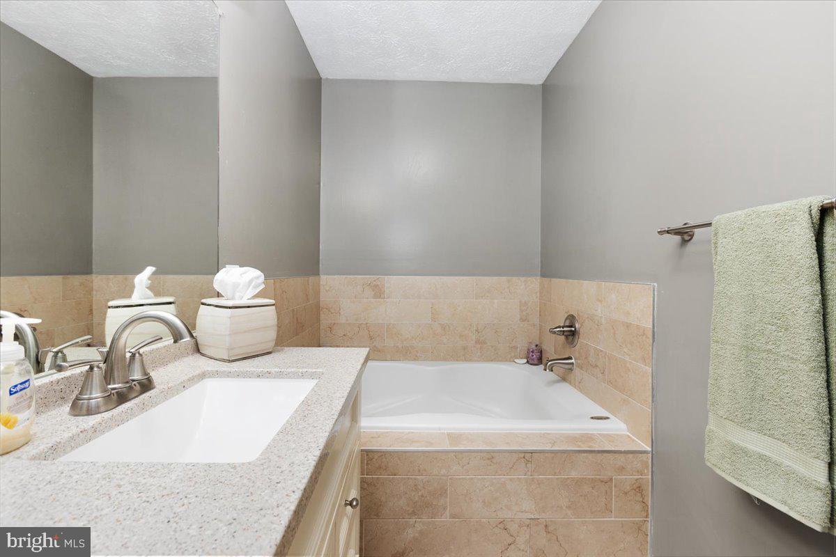 CARRIAGE PINES/LAKE VILL - Residential