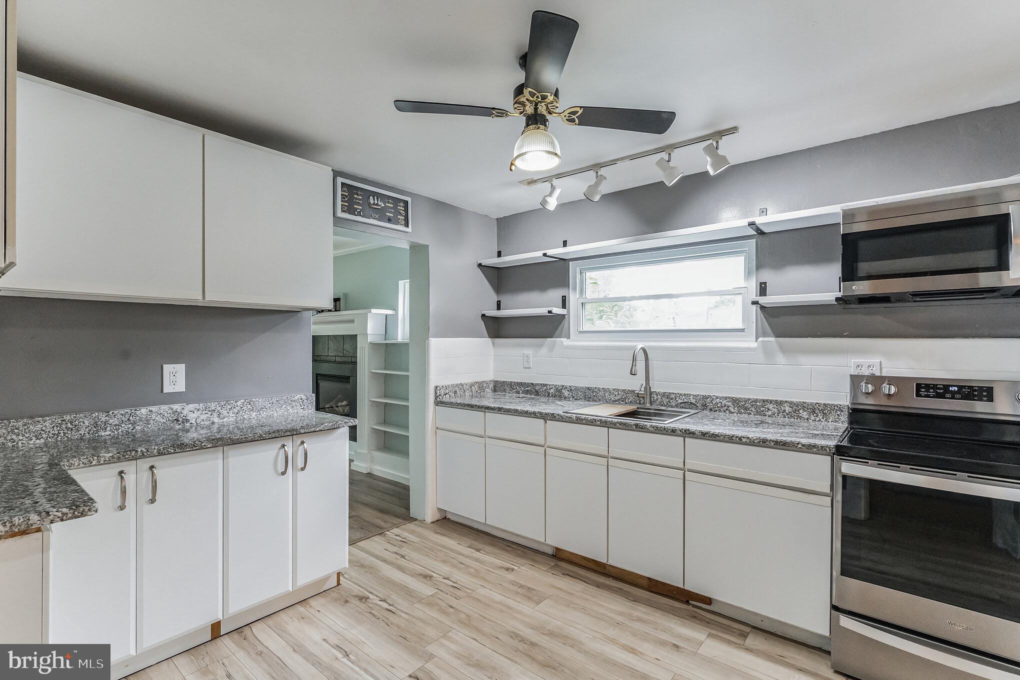 WOODLAND BEACH - Residential