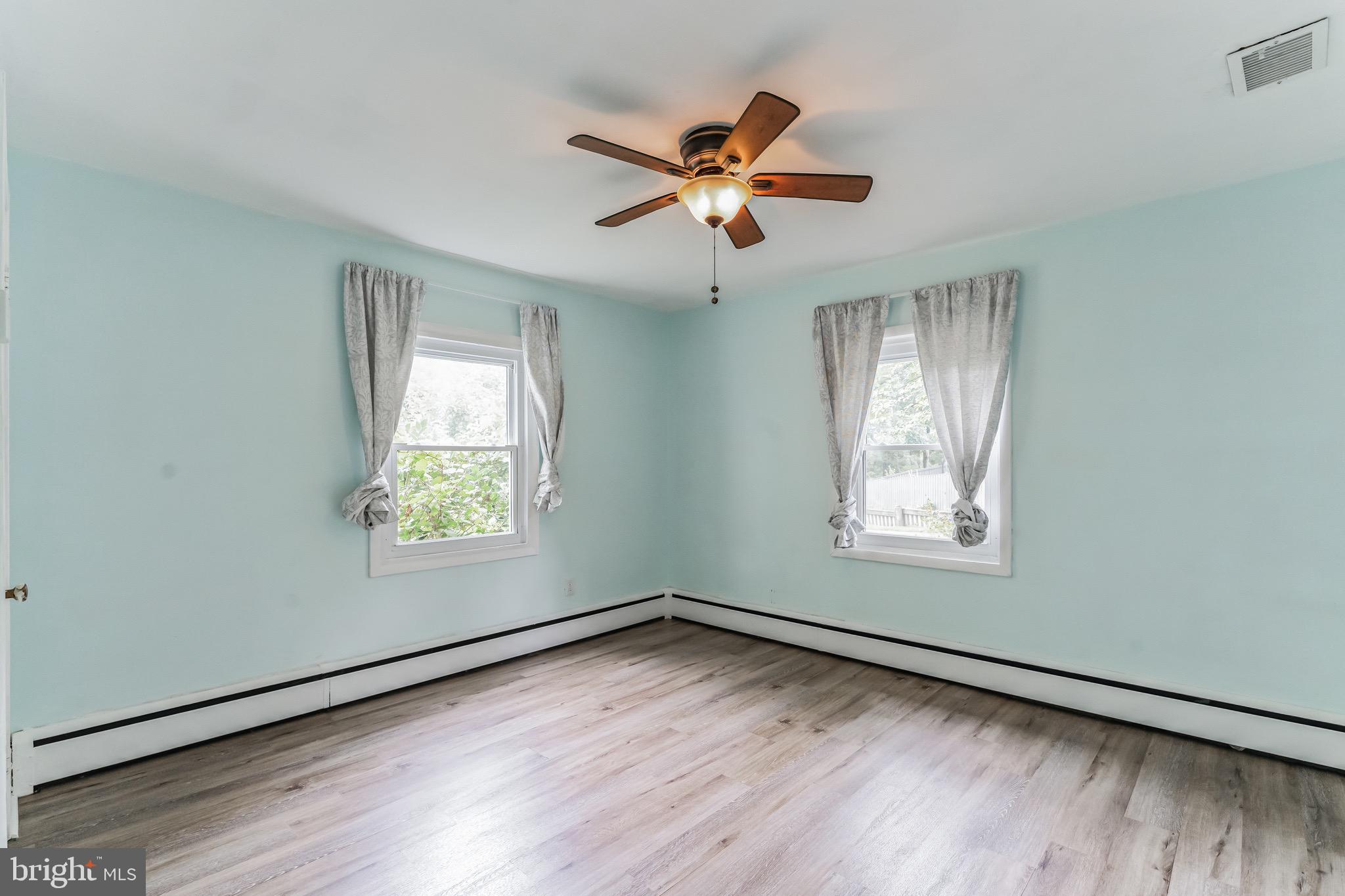 WOODLAND BEACH - Residential