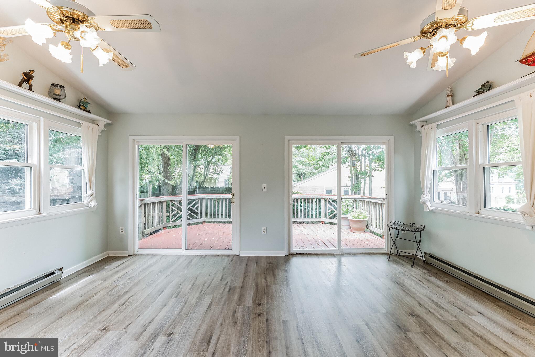 WOODLAND BEACH - Residential