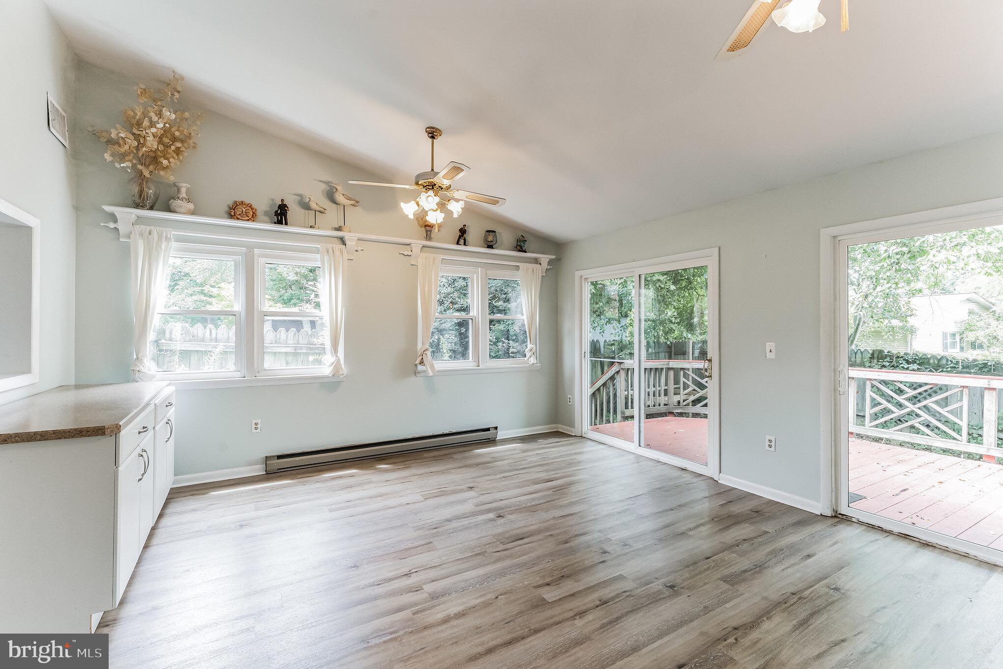 WOODLAND BEACH - Residential