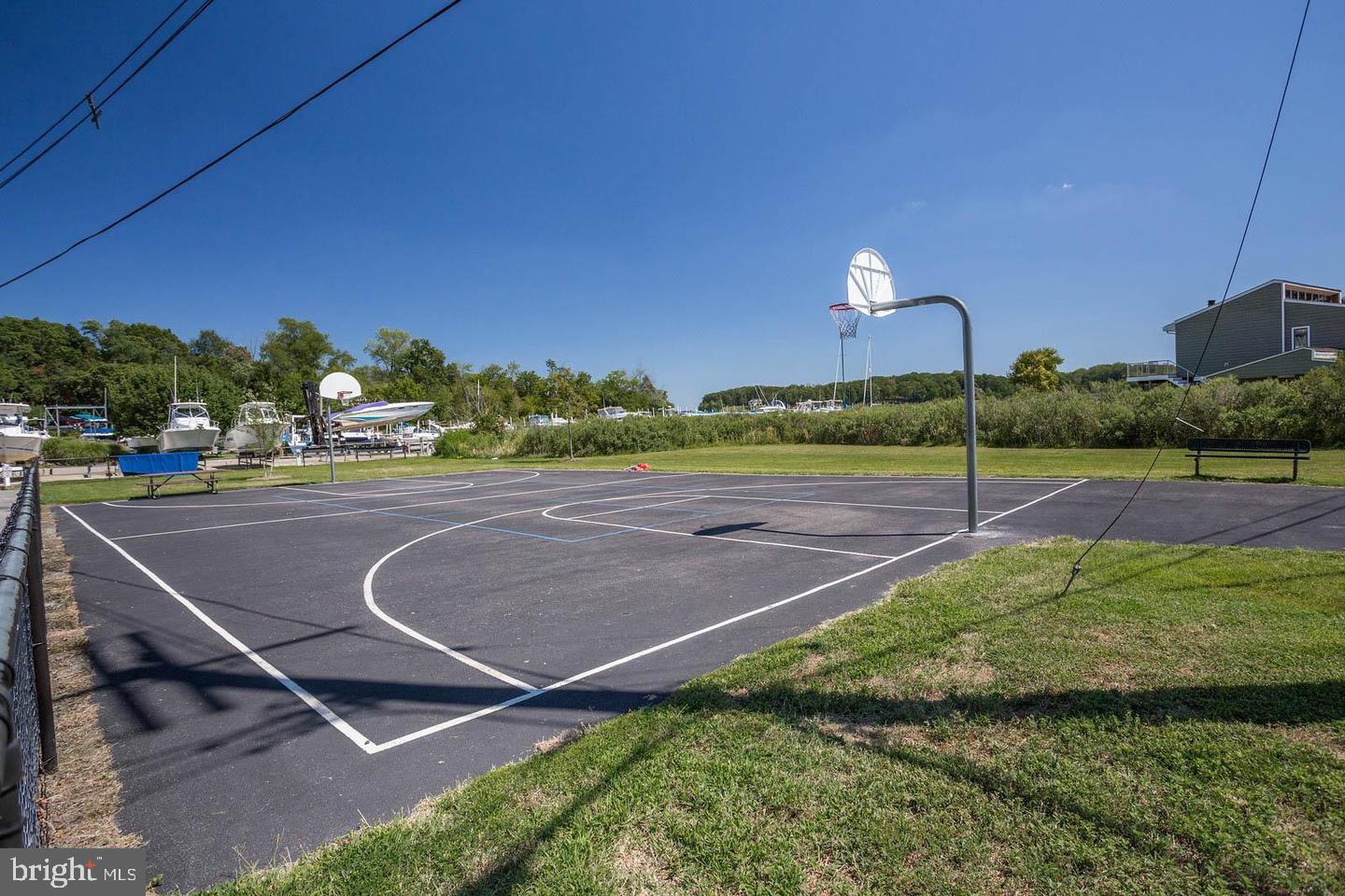 WOODLAND BEACH - Residential