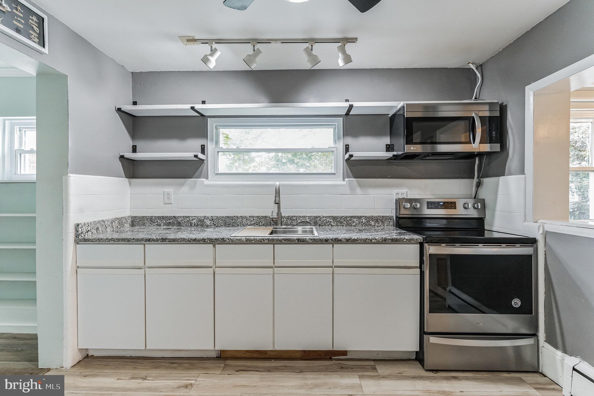 WOODLAND BEACH - Residential