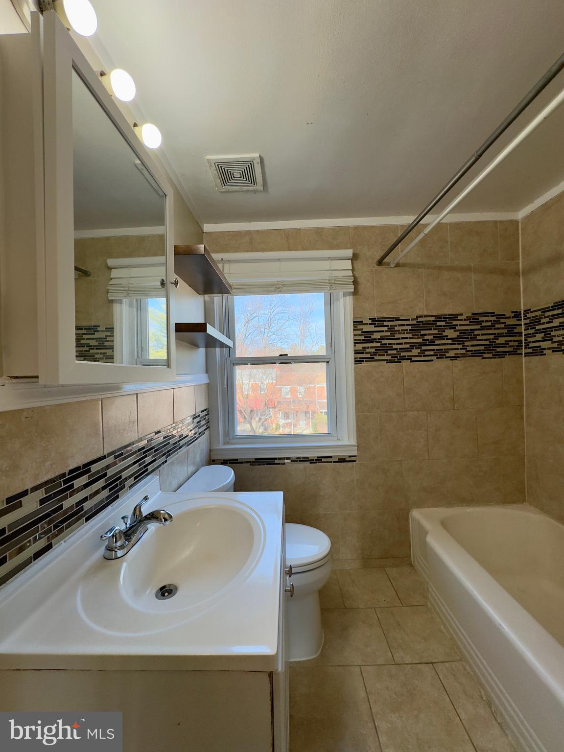 IDLEWOOD - Residential Lease