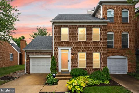 Photo of 12056 Edgemere Circle, RESTON, VA 20190 (MLS # VAFX2314348)