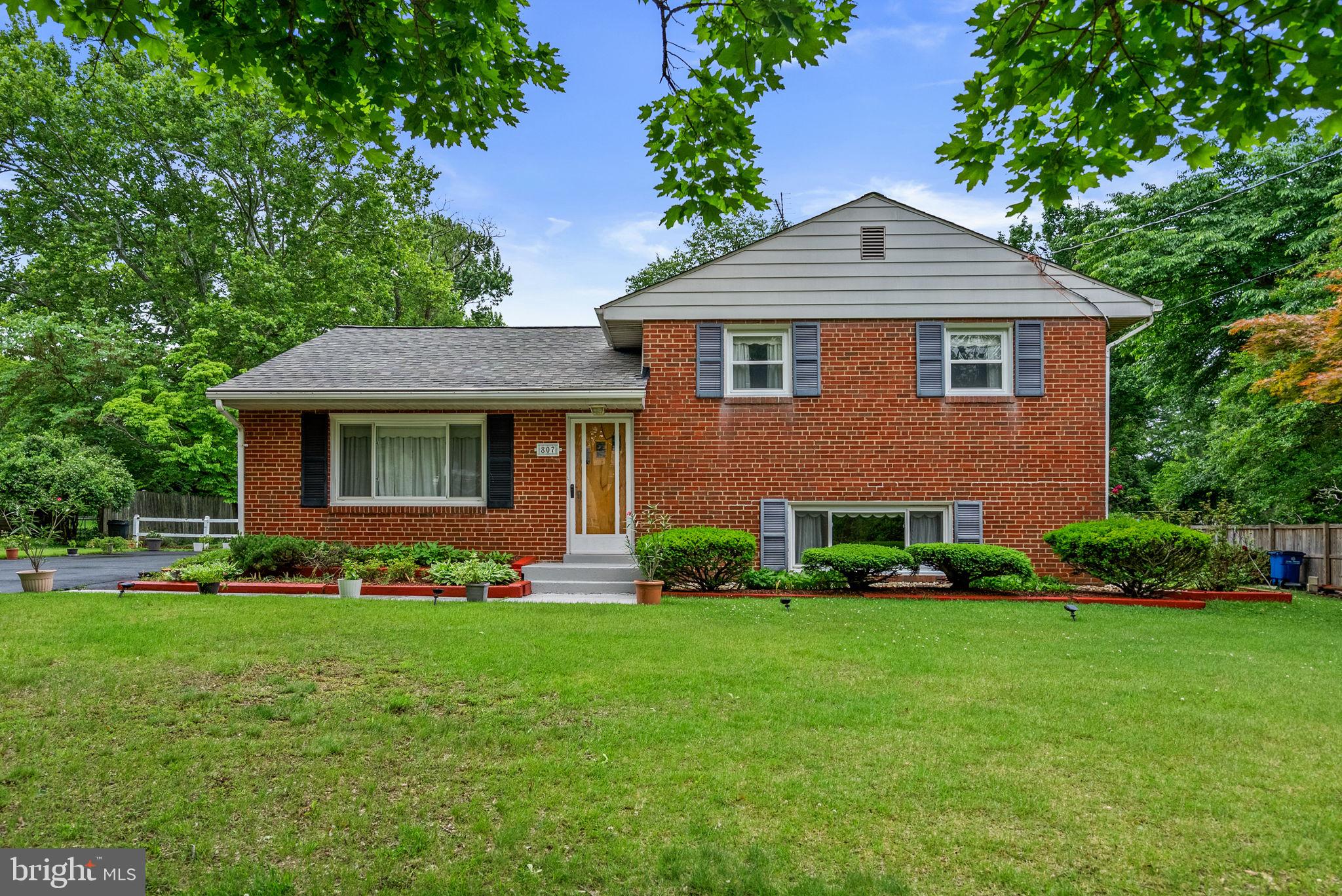 807 SNIDER LANE