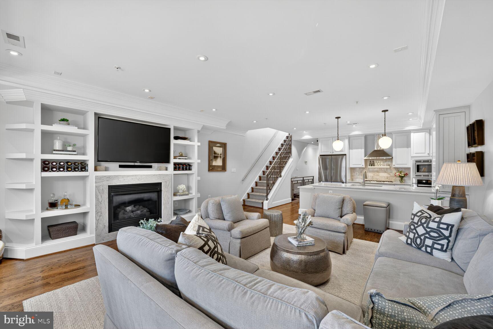 2446 ONTARIO ROAD NW 4