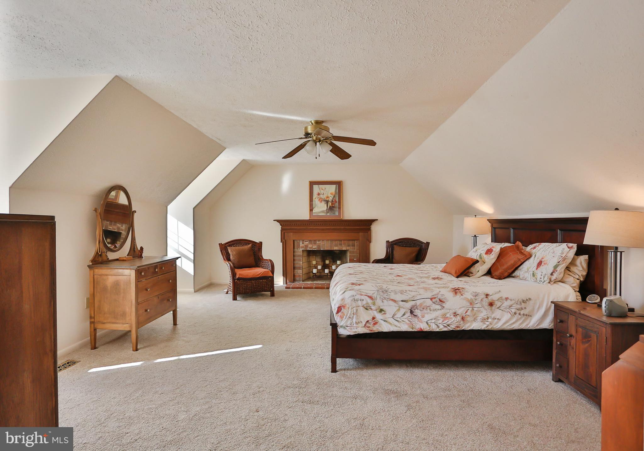 COUNTRY CLUB LAKE - Residential