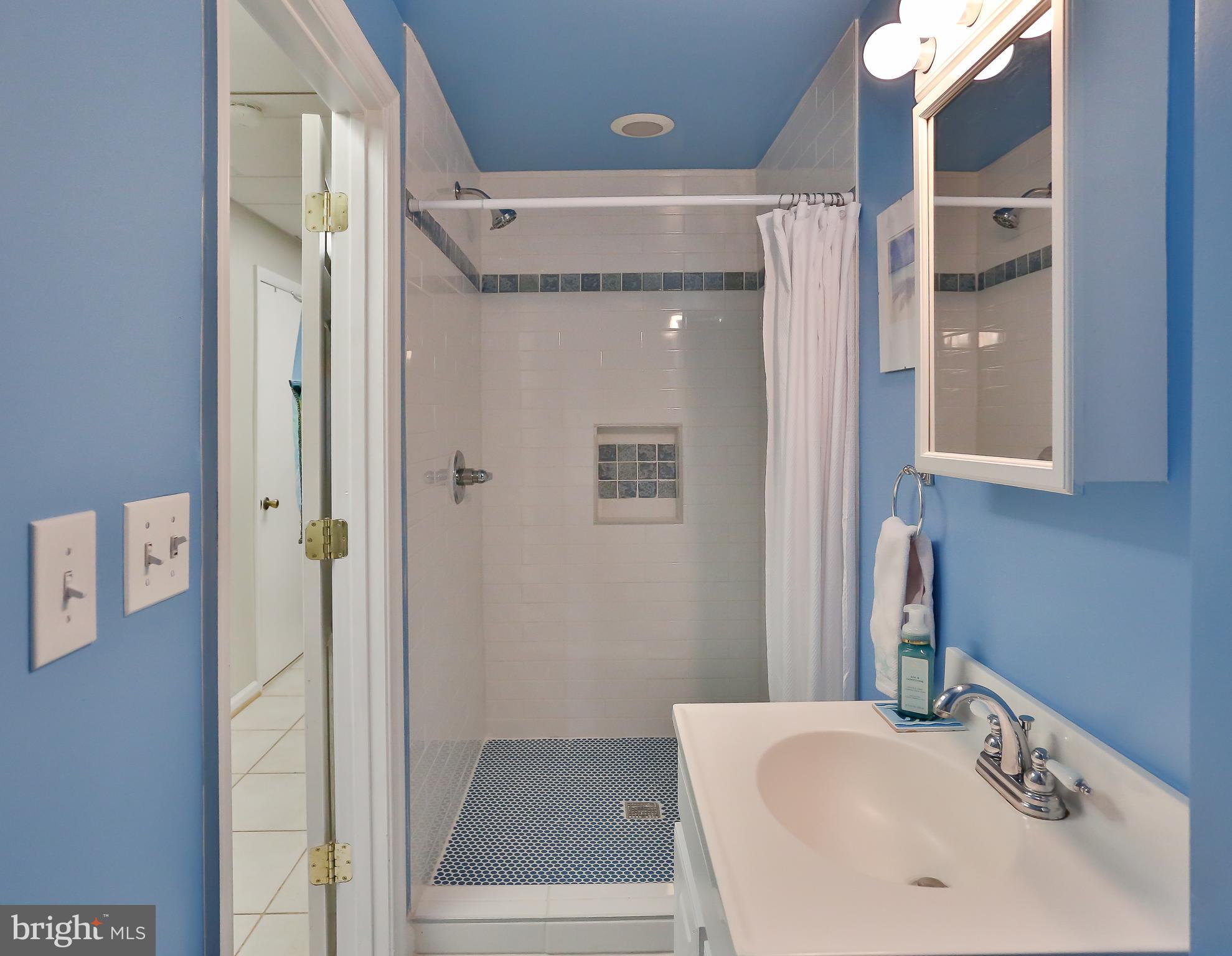 COUNTRY CLUB LAKE - Residential