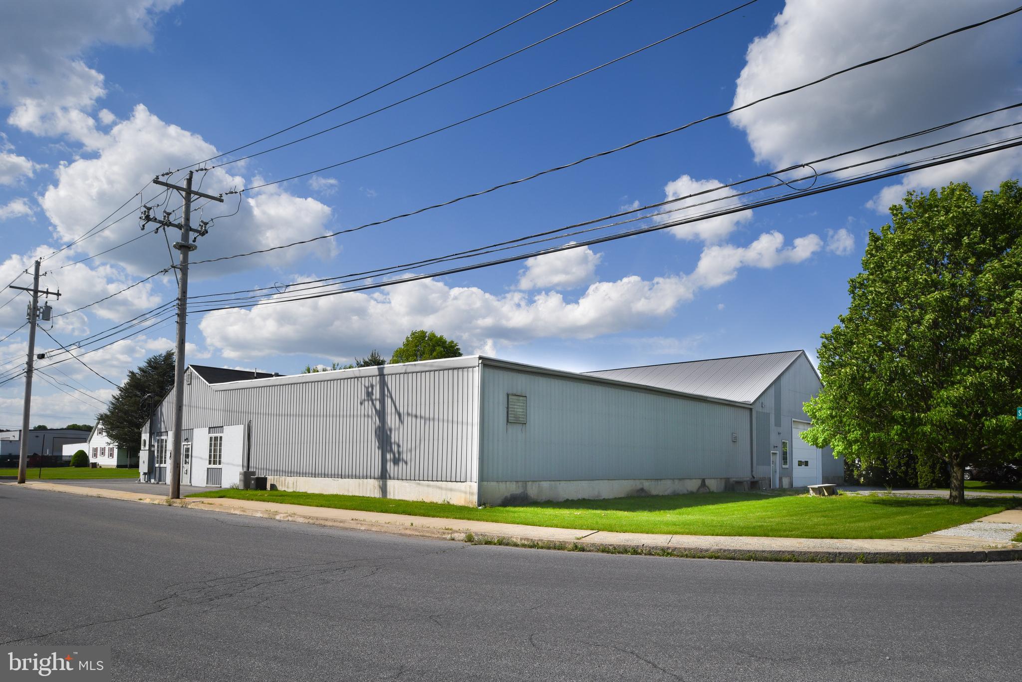 220 S Maple offers an ideal mix of highly flexible office & warehouse space. Approximately 2,000 SF of the building consists of two private offices, reception, and a large open plan area which includes two ADA restrooms and kitchenette. The contiguous warehouse area contains just over 8,000 of clear span space with a large drive-in door (14' tall x 13' wide) and ceiling heights of approximately 15'.The property has an Industrial zoning and a warehouse use type. The building is located approximately 5 miles from Route 222, can accommodate 53' trailer deliveries, and has off-street parking for approximately 10 vehicles. Generous power on-site with 800 Amp, 240 V electric service, gas heat, and the property is served by public water and sewer