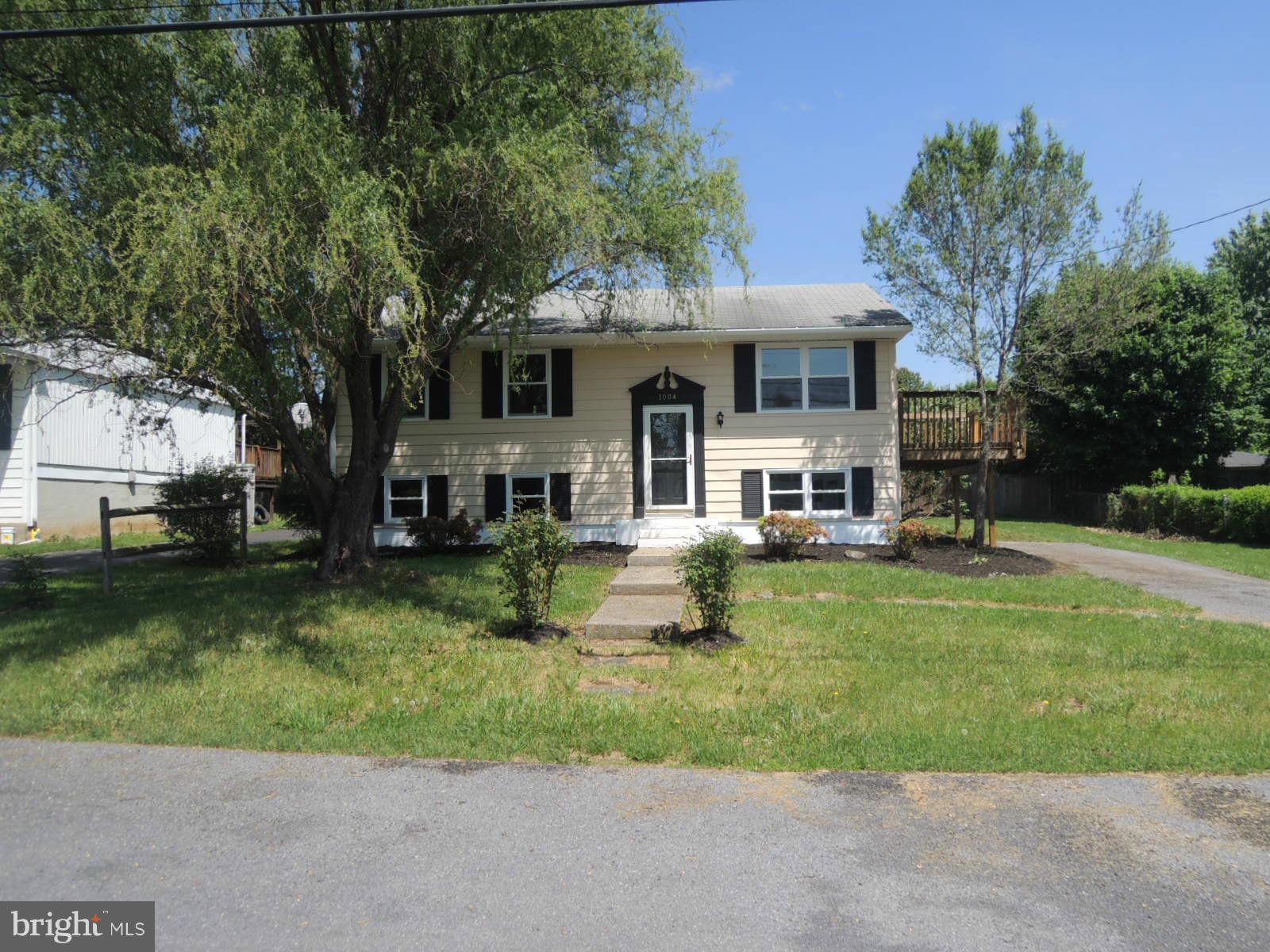 Quaint 3 bedroom, 1 bath house in the Star Acres SD. Close to the park. Seller is offering a Home Warranty. Accuracy of square footage, lot size and all other information believed to be correct. Buyer should verify.