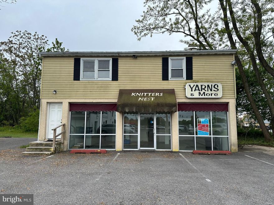 Rarely available retail space for lease behind J&Y Sushi! Great location! Tons of parking! Ready for immediate occupancy! The owner will waive the first month's rent to allow for cleaning, flooring, and updates needed to make this space your own!