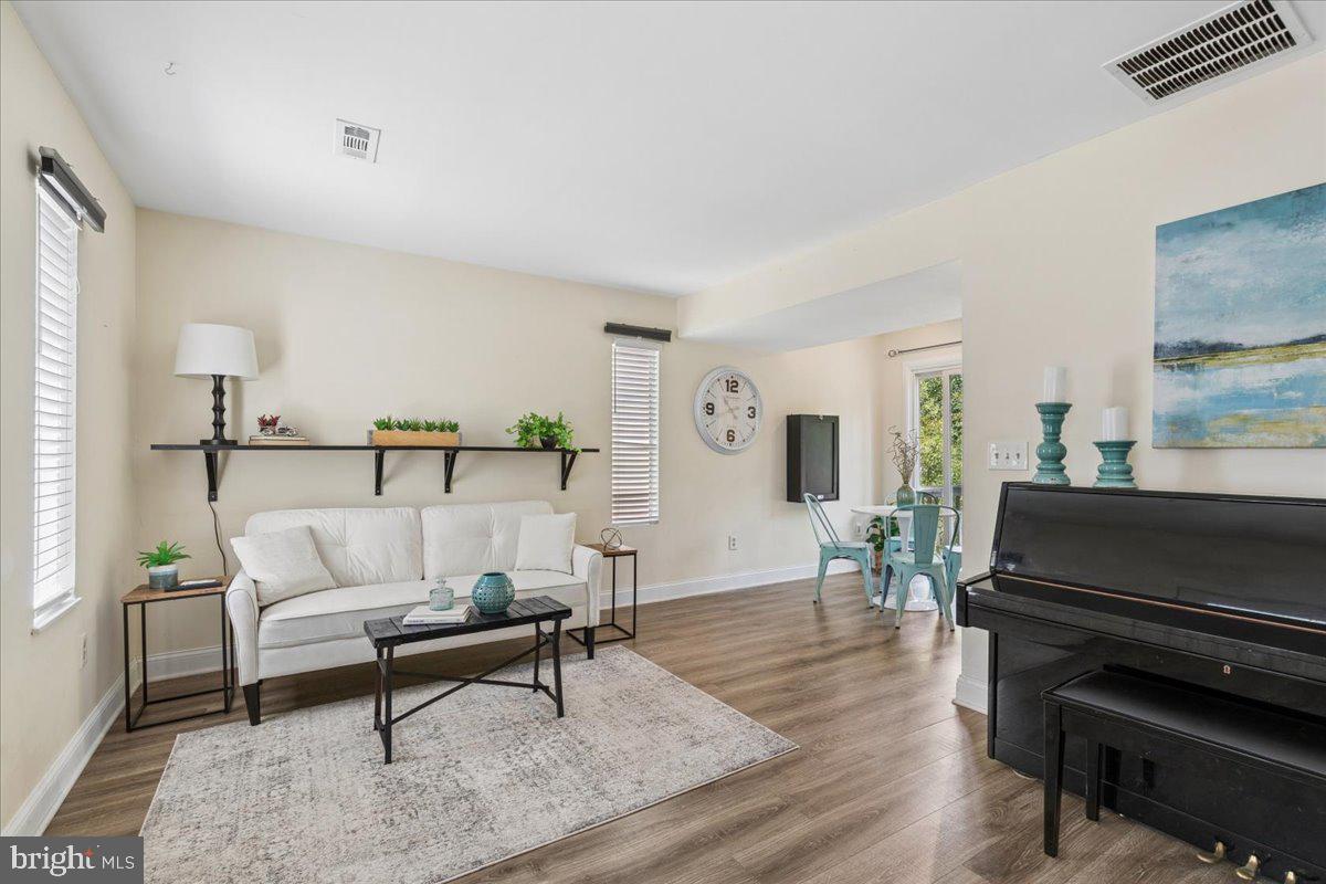 WOODLAND BEACH - Residential