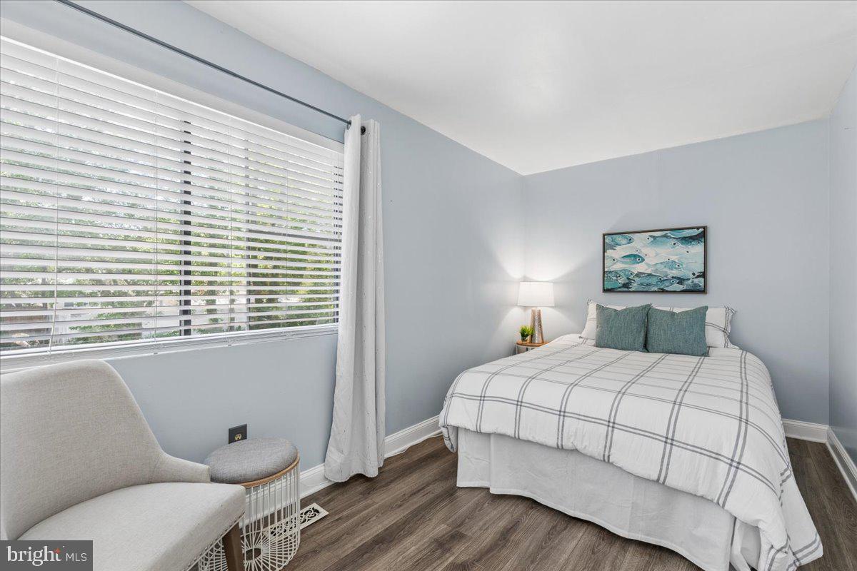 WOODLAND BEACH - Residential
