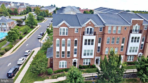Townhouse For Rent - 20694 Erskine Terrace<br/> ASHBURN, VA 20147