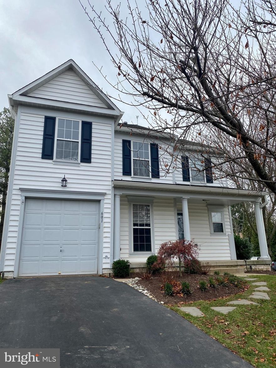 LOCATION +++, IN THE HEART OF LEESBURG, THREE BEDROOM, 2.5 BATHS, THREE FULL FINISHED LEVELS OF MOVE IN READY!  GOURMET KITCHEN WITH FAMILY ROOM, SEPARATE DINNING RM, LIVING RM, HARDWOODS  MAIN LEVEL, FRESHLY PAINTED, NEW CARPET, INSTALLED DEC. 2021, ONE CAR GARAGE, HUGE FULLY FENCED IN REAR YARD WITH PATIO FOR ALL THOSE WONDERFUL SPRING, SUMMER AND FALL NIGHTS, PROFESSIONALLY LANDSCAPED, WALK TO SHOPPING, CLOSE TO COSTCO AND OLD TOWN LEESBURG. REVIEWNG OFFERS JANUARY 2ND BY 6 PM.
THANK YOU FOR SHOWING. SELLER MAY ACCEPT OFFER PRIOR TO DEADLINE JANUARY 2, 2022