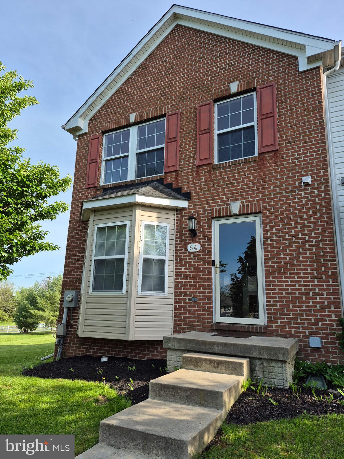 Red Brick Front end unit townhome with three spacious bedrooms and 3 1/3 Baths. Full size finished basement. Freshly painted throughout, new dishwasher, nearly new gas stove and refrigerator. Minutes to
1-81 North/South Commute. Credit Score 650 or above.