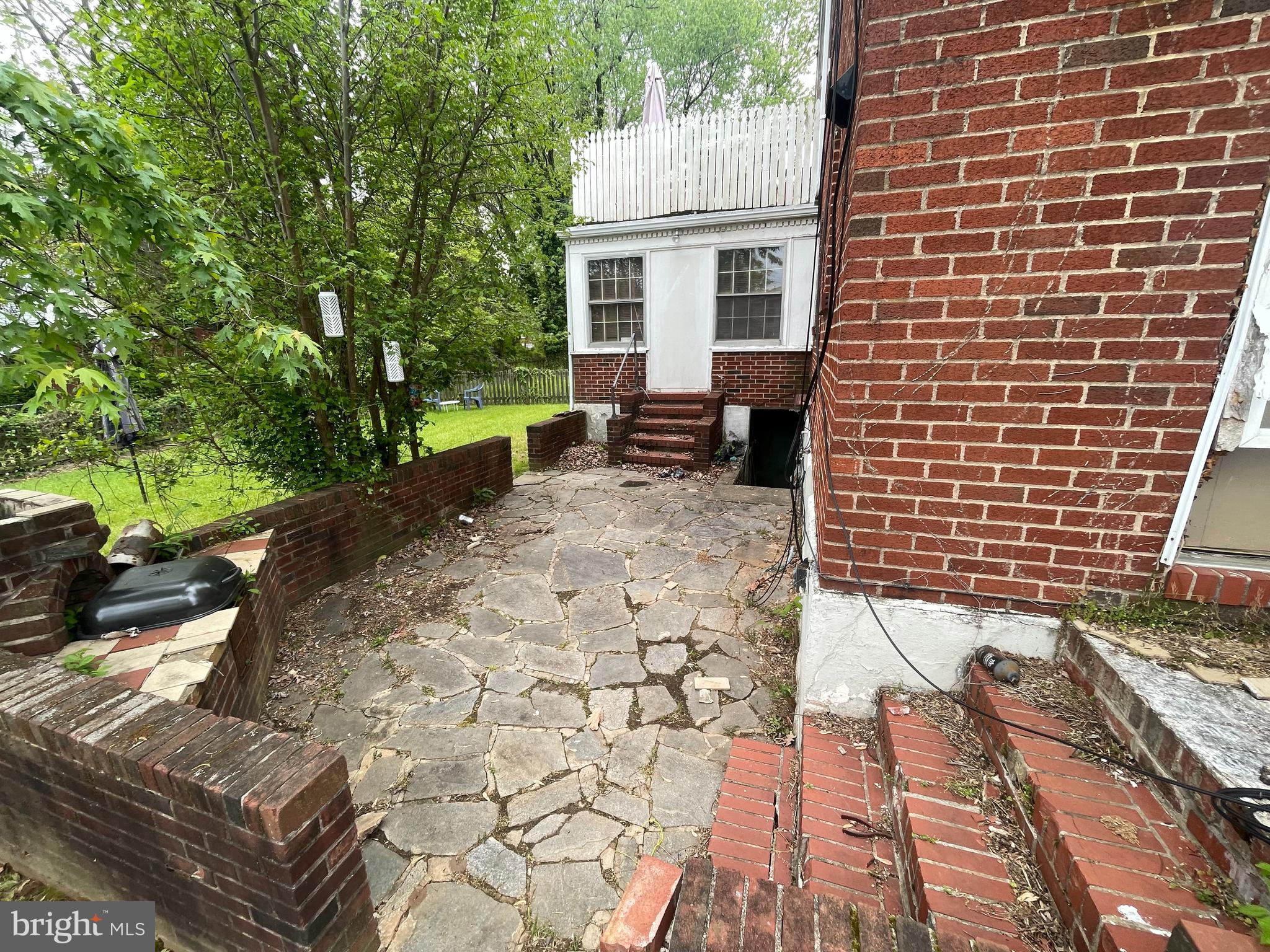 COLONIAL VILLAGE - Residential