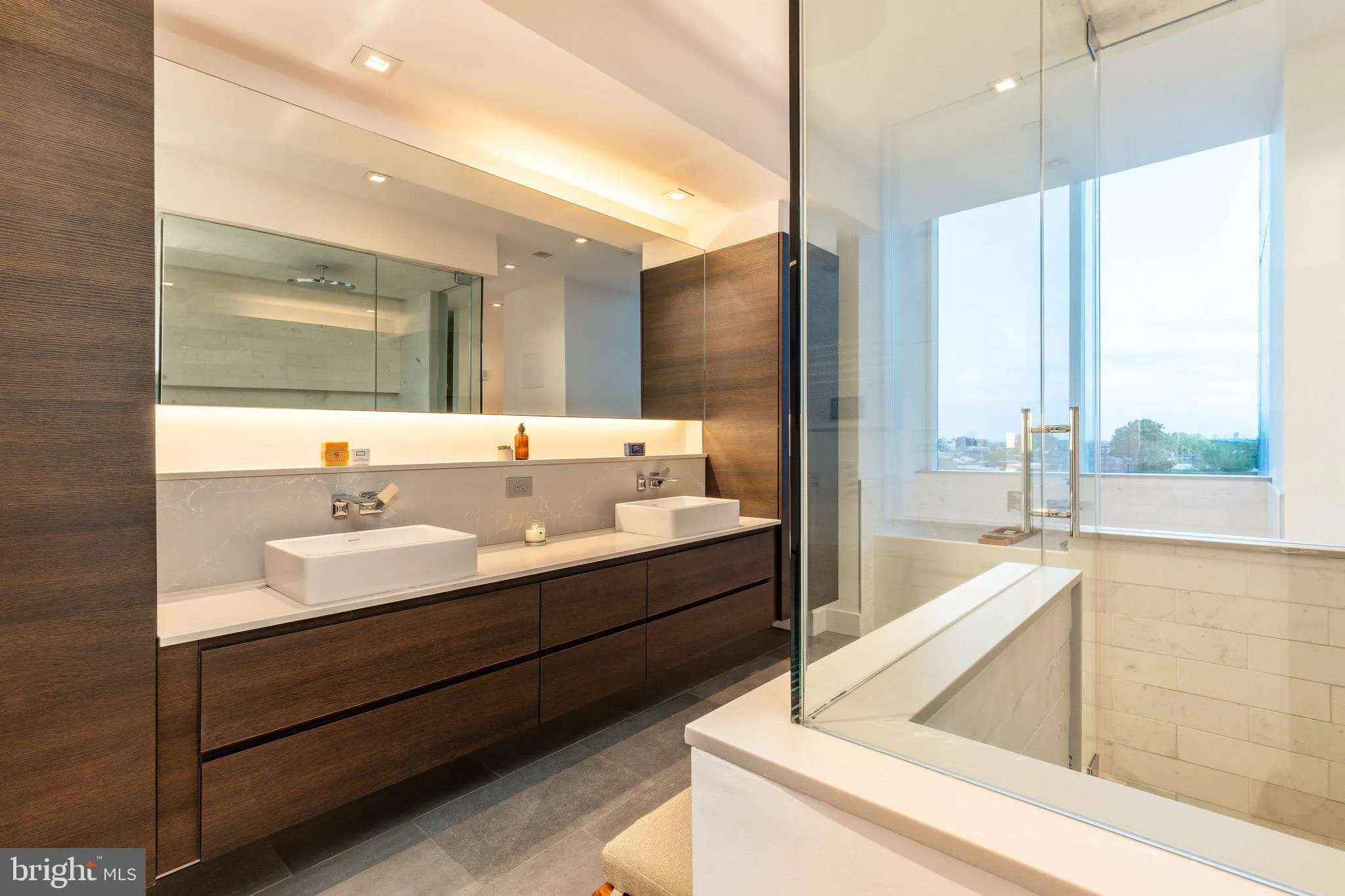 Philadelphia, Pennsylvania 19103, United States, 4 Bedrooms Bedrooms, ,5 BathroomsBathrooms,Residential,Pending,42279