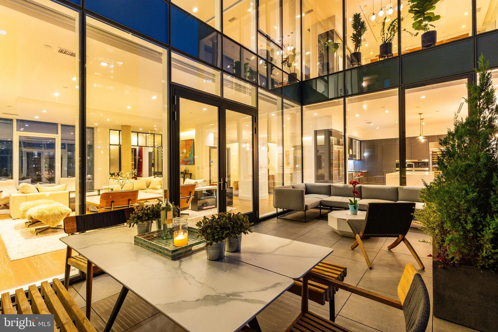 Philadelphia, Pennsylvania 19103, United States, 4 Bedrooms Bedrooms, ,5 BathroomsBathrooms,Residential,Pending,42279