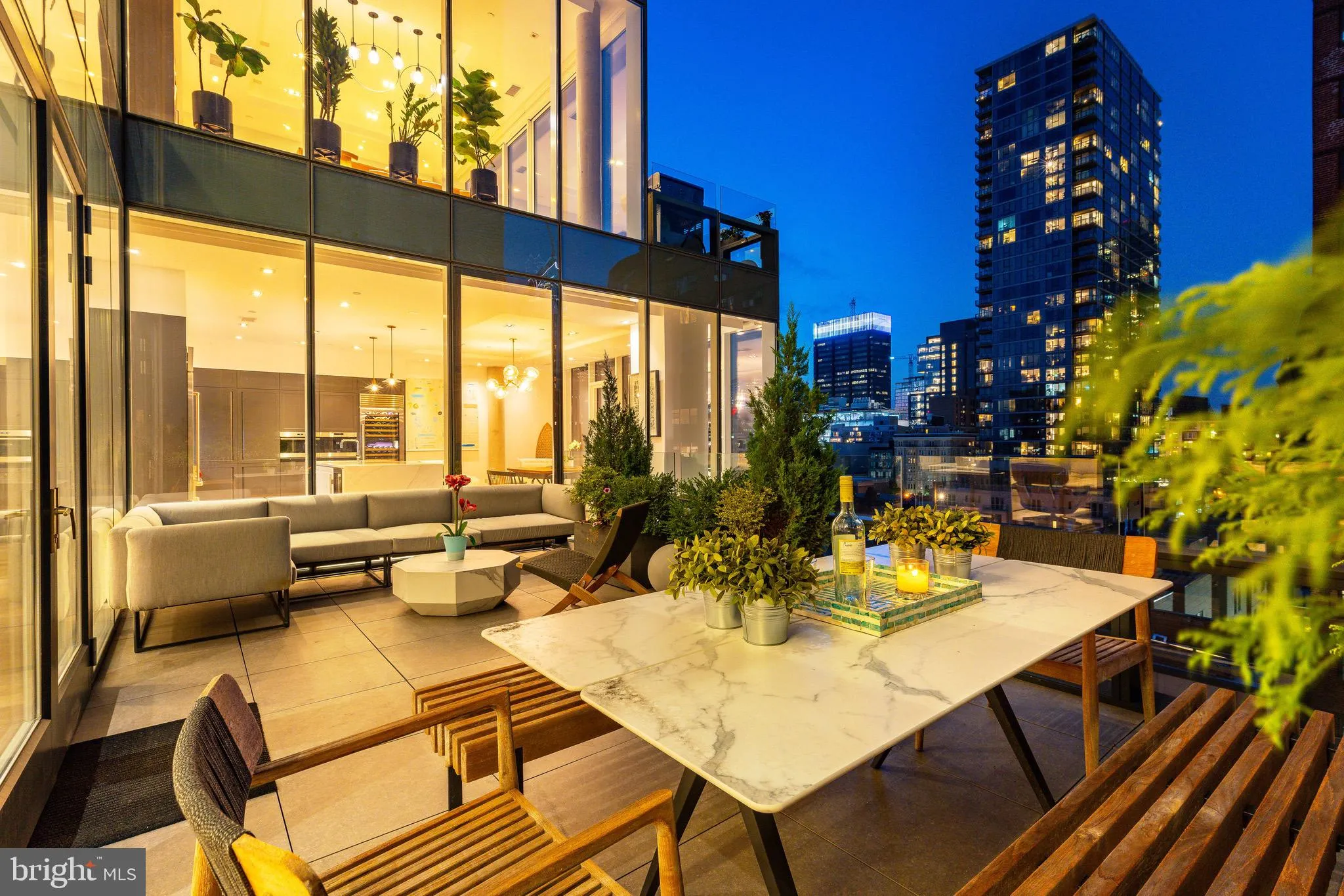 Philadelphia, Pennsylvania 19103, United States, 4 Bedrooms Bedrooms, ,5 BathroomsBathrooms,Residential,Pending,42279