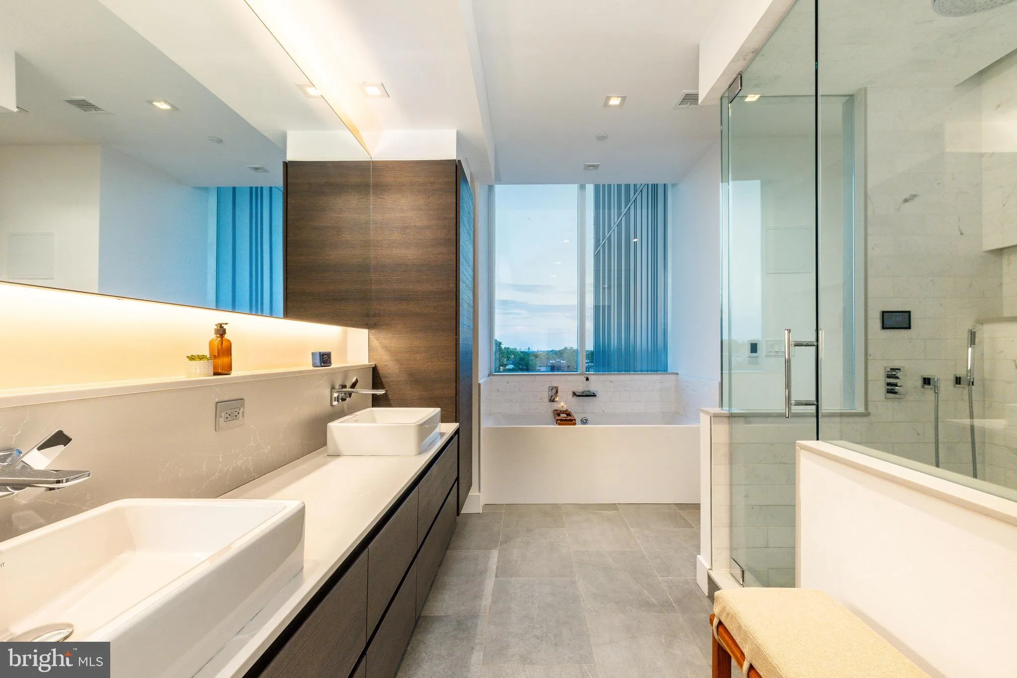 Philadelphia, Pennsylvania 19103, United States, 4 Bedrooms Bedrooms, ,5 BathroomsBathrooms,Residential,Pending,42279