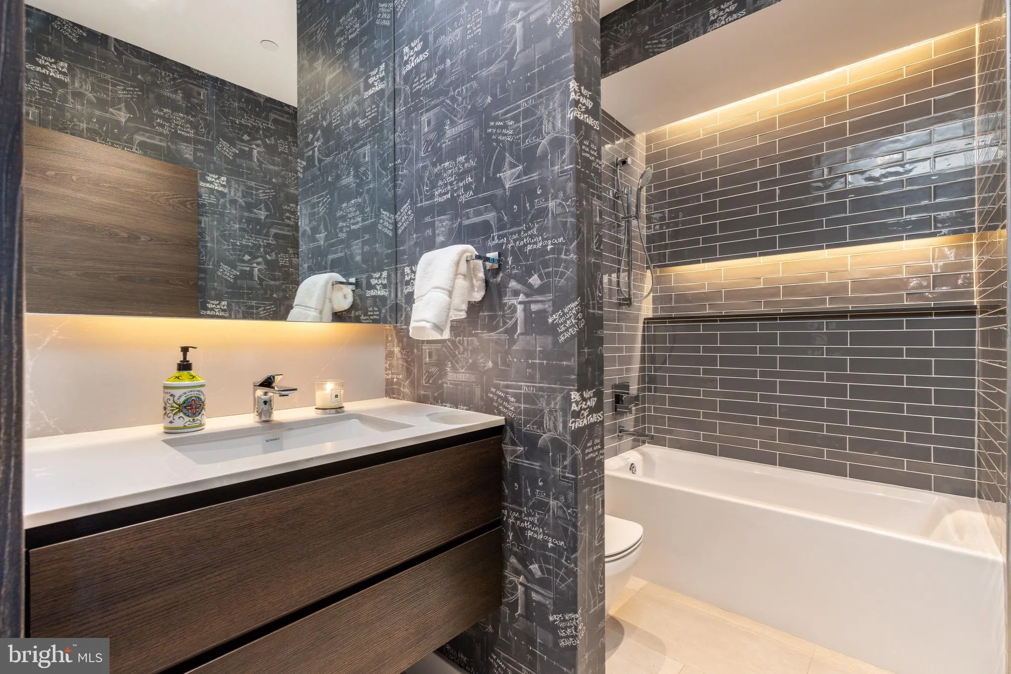 Philadelphia, Pennsylvania 19103, United States, 4 Bedrooms Bedrooms, ,5 BathroomsBathrooms,Residential,Pending,42279