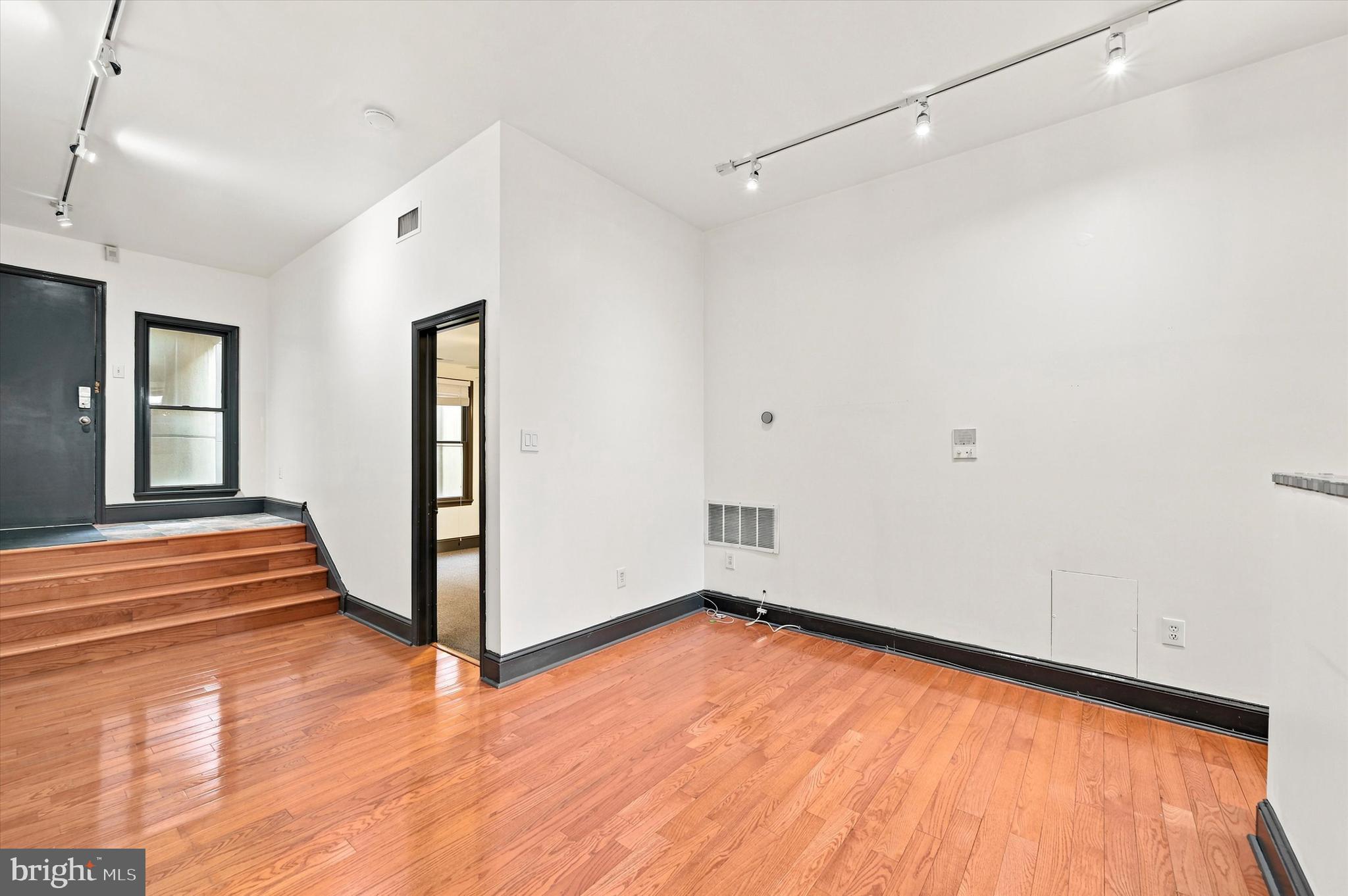 1914 FAIRMOUNT AVENUE 2